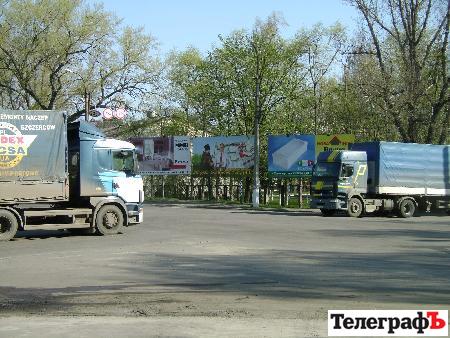 Багатотонні вантажівки продовжують розбивати Крюківський міст та міські дороги (ВИДЕО) Багатотонні вантажівки продовжують розбивати Крюківський міст та міські дороги (ВИДЕО)