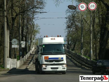 Багатотонні вантажівки продовжують розбивати Крюківський міст та міські дороги (ВИДЕО) Багатотонні вантажівки продовжують розбивати Крюківський міст та міські дороги (ВИДЕО)