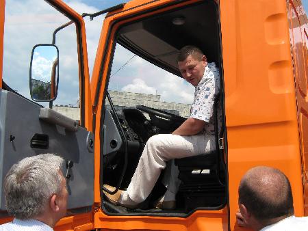Замминистра ЖКХ Крыма Порицкий доволен кременчугским автомобилем-мусоровозом КрАЗ Замминистра ЖКХ Крыма Порицкий доволен кременчугским автомобилем-мусоровозом КрАЗ