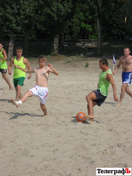 ПЛЯЖНЫЙ ФУТБОЛ. Чемпионат Кременчуга. Мини-уик-энд. Этими выходными на центральном пляже было сыграно всего три матча. ПЛЯЖНЫЙ ФУТБОЛ. Чемпионат Кременчуга. Мини-уик-энд. Этими выходными на центральном пляже было сыграно всего три матча.
