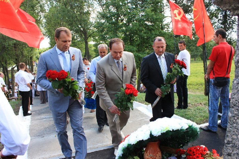Кременчужане почтили память народных ополченцев (ФОТО) Кременчужане почтили память народных ополченцев (ФОТО)