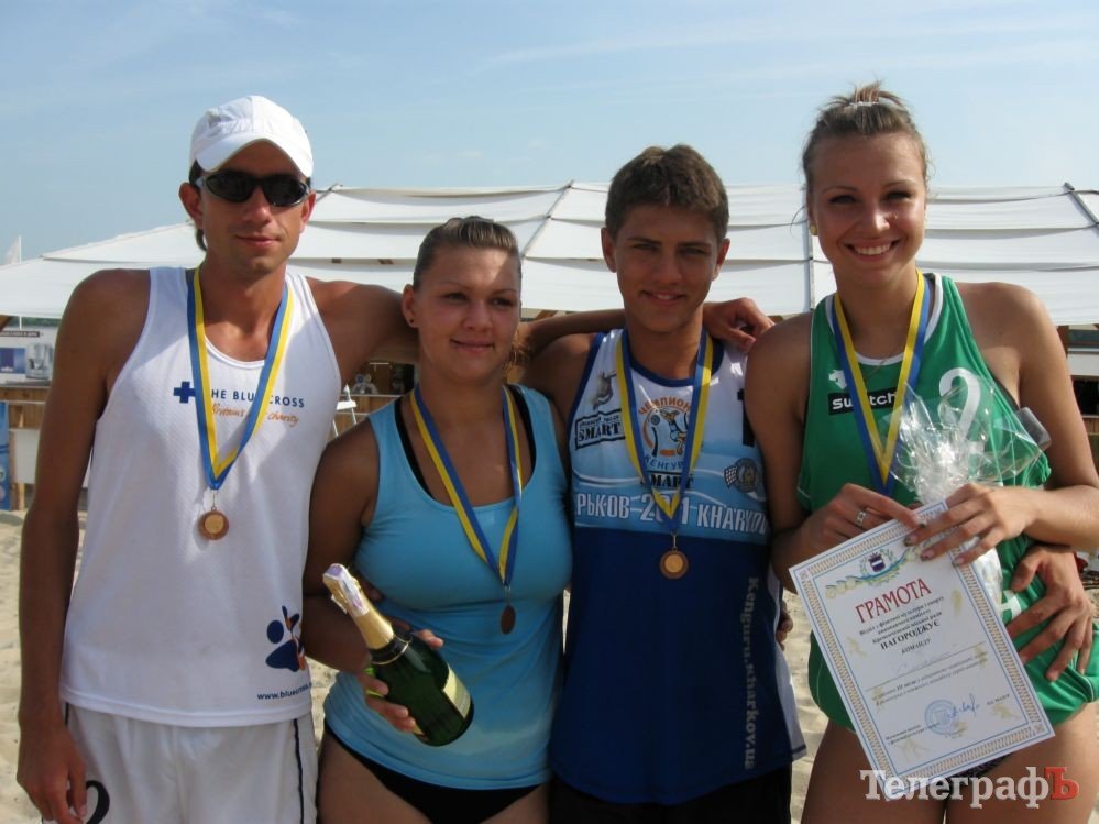 ПЛЯЖНЫЙ ВОЛЕЙБОЛ. В субботу на центральном пляже прошёл первый чемпионат Кременчуга среди аматоров. ПЛЯЖНЫЙ ВОЛЕЙБОЛ. В субботу на центральном пляже прошёл первый чемпионат Кременчуга среди аматоров.