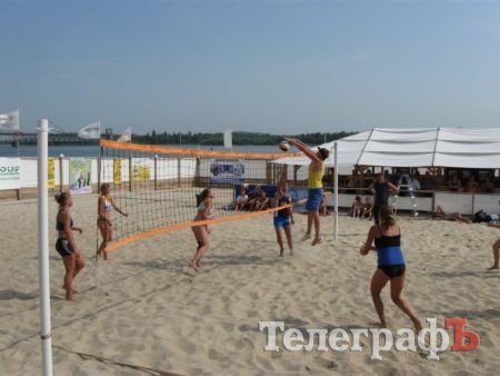 ПЛЯЖНЫЙ ВОЛЕЙБОЛ. В субботу на центральном пляже прошёл первый чемпионат Кременчуга среди аматоров. ПЛЯЖНЫЙ ВОЛЕЙБОЛ. В субботу на центральном пляже прошёл первый чемпионат Кременчуга среди аматоров.