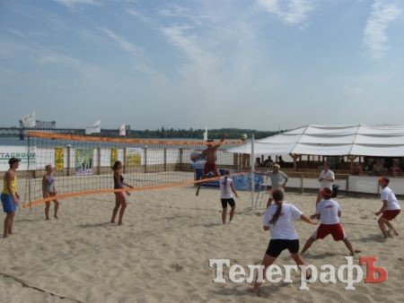 ПЛЯЖНЫЙ ВОЛЕЙБОЛ. В субботу на центральном пляже прошёл первый чемпионат Кременчуга среди аматоров. ПЛЯЖНЫЙ ВОЛЕЙБОЛ. В субботу на центральном пляже прошёл первый чемпионат Кременчуга среди аматоров.