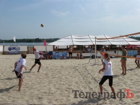 ПЛЯЖНЫЙ ВОЛЕЙБОЛ. В субботу на центральном пляже прошёл первый чемпионат Кременчуга среди аматоров. ПЛЯЖНЫЙ ВОЛЕЙБОЛ. В субботу на центральном пляже прошёл первый чемпионат Кременчуга среди аматоров.