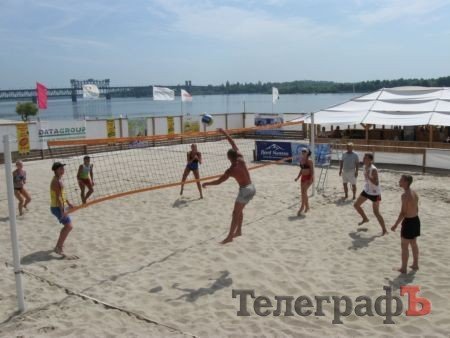 ПЛЯЖНЫЙ ВОЛЕЙБОЛ. В субботу на центральном пляже прошёл первый чемпионат Кременчуга среди аматоров. ПЛЯЖНЫЙ ВОЛЕЙБОЛ. В субботу на центральном пляже прошёл первый чемпионат Кременчуга среди аматоров.