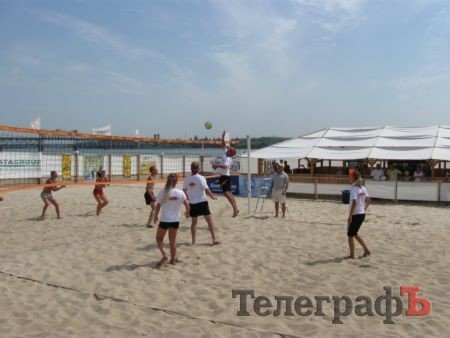 ПЛЯЖНЫЙ ВОЛЕЙБОЛ. В субботу на центральном пляже прошёл первый чемпионат Кременчуга среди аматоров. ПЛЯЖНЫЙ ВОЛЕЙБОЛ. В субботу на центральном пляже прошёл первый чемпионат Кременчуга среди аматоров.