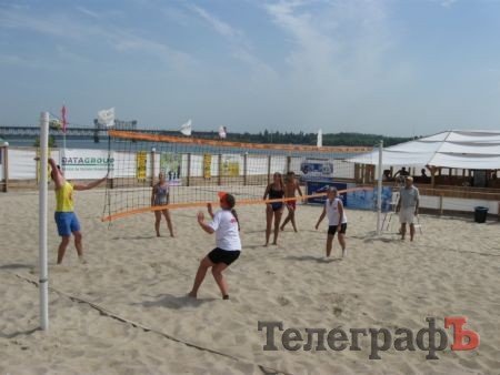 ПЛЯЖНЫЙ ВОЛЕЙБОЛ. В субботу на центральном пляже прошёл первый чемпионат Кременчуга среди аматоров. ПЛЯЖНЫЙ ВОЛЕЙБОЛ. В субботу на центральном пляже прошёл первый чемпионат Кременчуга среди аматоров.