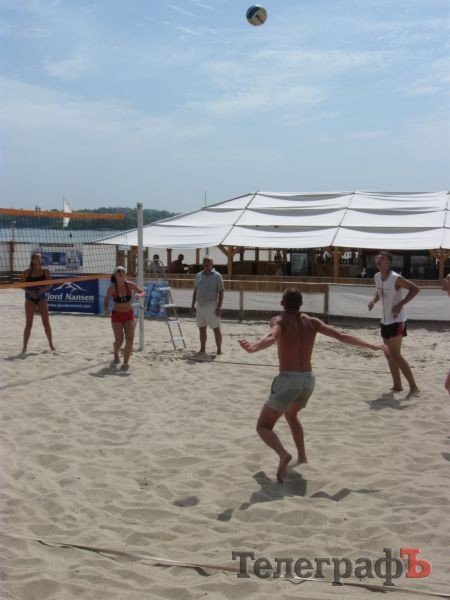 ПЛЯЖНЫЙ ВОЛЕЙБОЛ. В субботу на центральном пляже прошёл первый чемпионат Кременчуга среди аматоров. ПЛЯЖНЫЙ ВОЛЕЙБОЛ. В субботу на центральном пляже прошёл первый чемпионат Кременчуга среди аматоров.