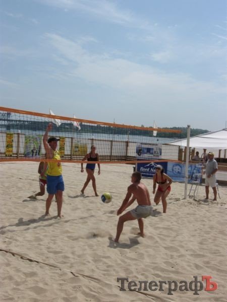 ПЛЯЖНЫЙ ВОЛЕЙБОЛ. В субботу на центральном пляже прошёл первый чемпионат Кременчуга среди аматоров. ПЛЯЖНЫЙ ВОЛЕЙБОЛ. В субботу на центральном пляже прошёл первый чемпионат Кременчуга среди аматоров.