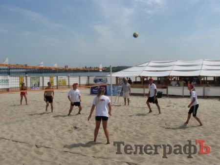 ПЛЯЖНЫЙ ВОЛЕЙБОЛ. В субботу на центральном пляже прошёл первый чемпионат Кременчуга среди аматоров. ПЛЯЖНЫЙ ВОЛЕЙБОЛ. В субботу на центральном пляже прошёл первый чемпионат Кременчуга среди аматоров.