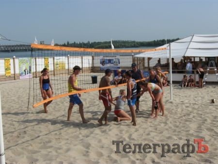ПЛЯЖНЫЙ ВОЛЕЙБОЛ. В субботу на центральном пляже прошёл первый чемпионат Кременчуга среди аматоров. ПЛЯЖНЫЙ ВОЛЕЙБОЛ. В субботу на центральном пляже прошёл первый чемпионат Кременчуга среди аматоров.