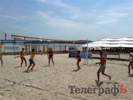 ПЛЯЖНЫЙ ВОЛЕЙБОЛ. В субботу на центральном пляже прошёл первый чемпионат Кременчуга среди аматоров. ПЛЯЖНЫЙ ВОЛЕЙБОЛ. В субботу на центральном пляже прошёл первый чемпионат Кременчуга среди аматоров.