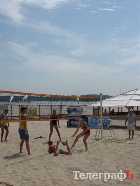 ПЛЯЖНЫЙ ВОЛЕЙБОЛ. В субботу на центральном пляже прошёл первый чемпионат Кременчуга среди аматоров. ПЛЯЖНЫЙ ВОЛЕЙБОЛ. В субботу на центральном пляже прошёл первый чемпионат Кременчуга среди аматоров.