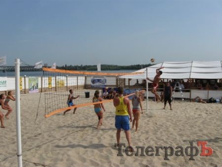 ПЛЯЖНЫЙ ВОЛЕЙБОЛ. В субботу на центральном пляже прошёл первый чемпионат Кременчуга среди аматоров. ПЛЯЖНЫЙ ВОЛЕЙБОЛ. В субботу на центральном пляже прошёл первый чемпионат Кременчуга среди аматоров.