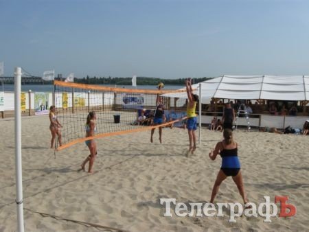 ПЛЯЖНЫЙ ВОЛЕЙБОЛ. В субботу на центральном пляже прошёл первый чемпионат Кременчуга среди аматоров. ПЛЯЖНЫЙ ВОЛЕЙБОЛ. В субботу на центральном пляже прошёл первый чемпионат Кременчуга среди аматоров.