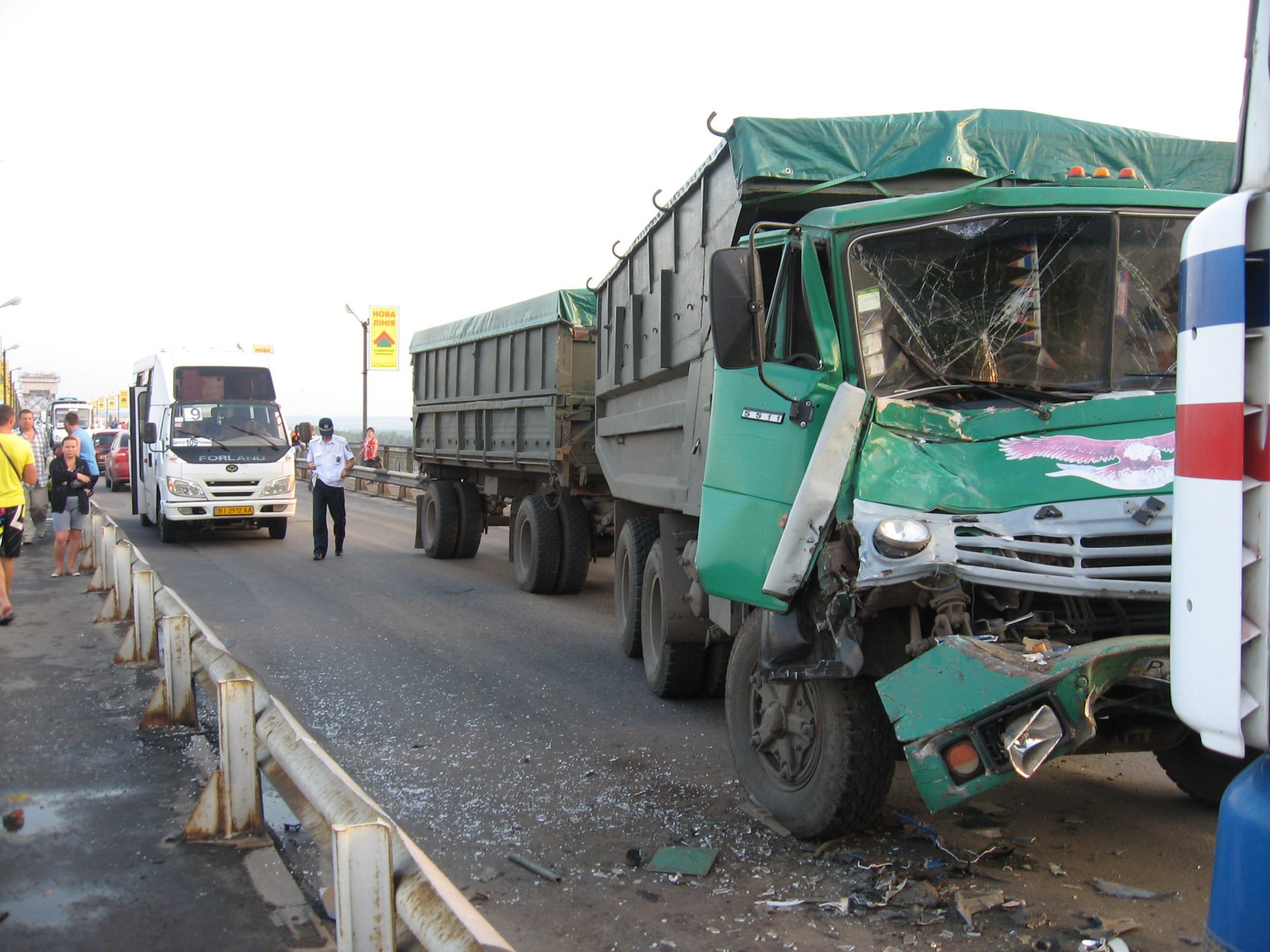 ДТП на мосту парализовало движение в Кременчуге на полтора часа (ФОТО) ДТП на мосту парализовало движение в Кременчуге на полтора часа (ФОТО)