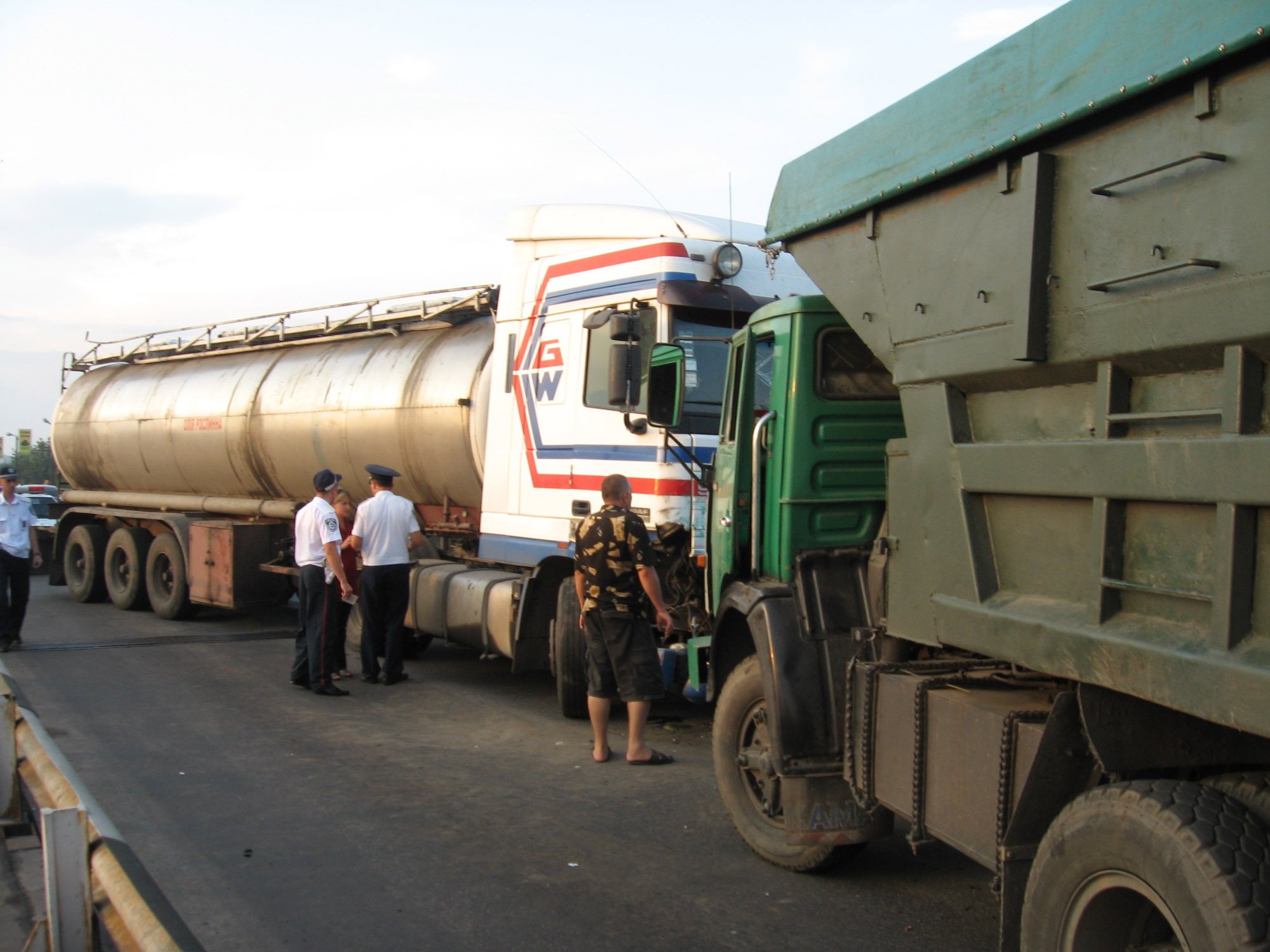 ДТП на мосту парализовало движение в Кременчуге на полтора часа (ФОТО) ДТП на мосту парализовало движение в Кременчуге на полтора часа (ФОТО)