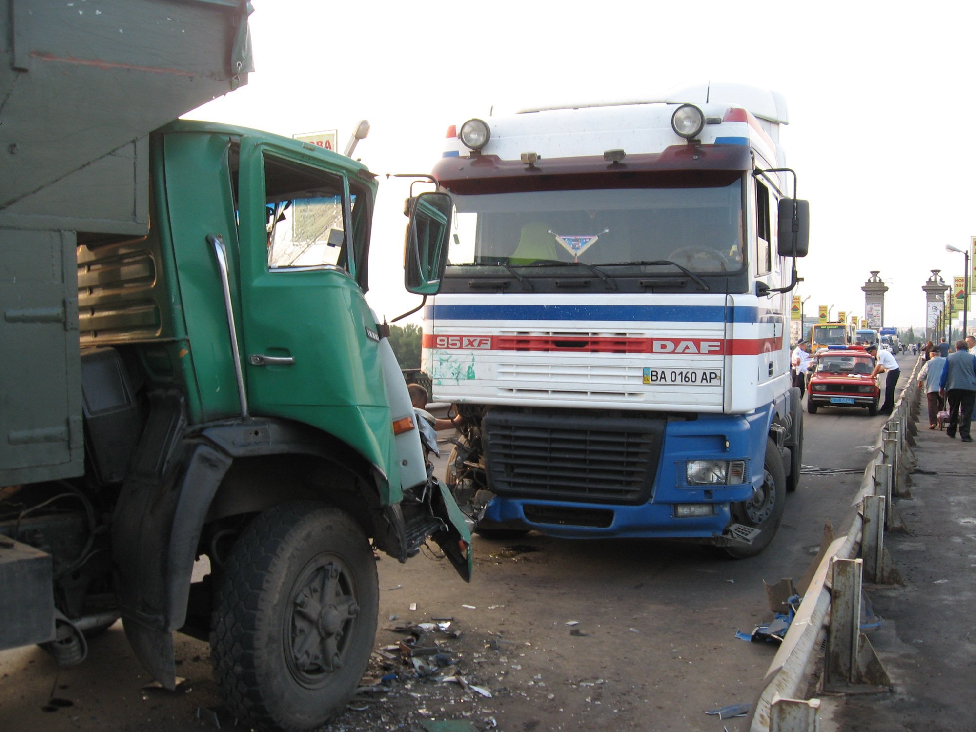 ДТП на мосту парализовало движение в Кременчуге на полтора часа (ФОТО) ДТП на мосту парализовало движение в Кременчуге на полтора часа (ФОТО)