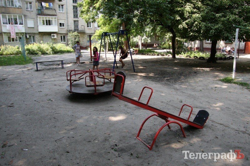 В Кременчуге устанавливают песочницы без песка (ФОТО) В Кременчуге устанавливают песочницы без песка (ФОТО)