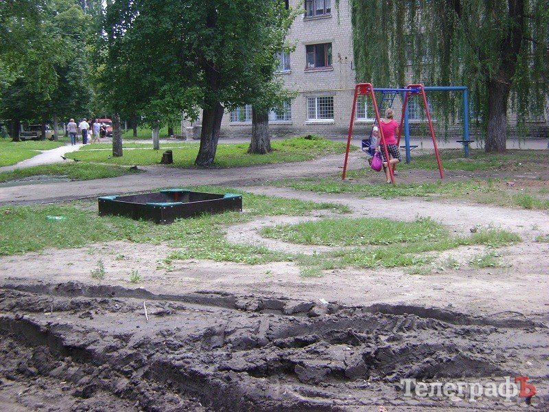 В Кременчуге устанавливают песочницы без песка (ФОТО) В Кременчуге устанавливают песочницы без песка (ФОТО)