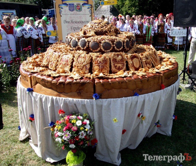 На Сорочинской ярмарке «Салтовский» хлебзавод установил национальный рекорд - испек гигантский каравай На Сорочинской ярмарке «Салтовский» хлебзавод установил национальный рекорд - испек гигантский каравай