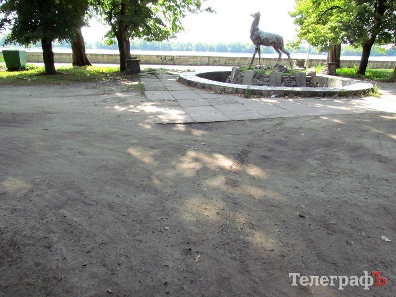 В Кременчуге по Приднепровскому парку ездят машины (ФОТО) В Кременчуге по Приднепровскому парку ездят машины (ФОТО)