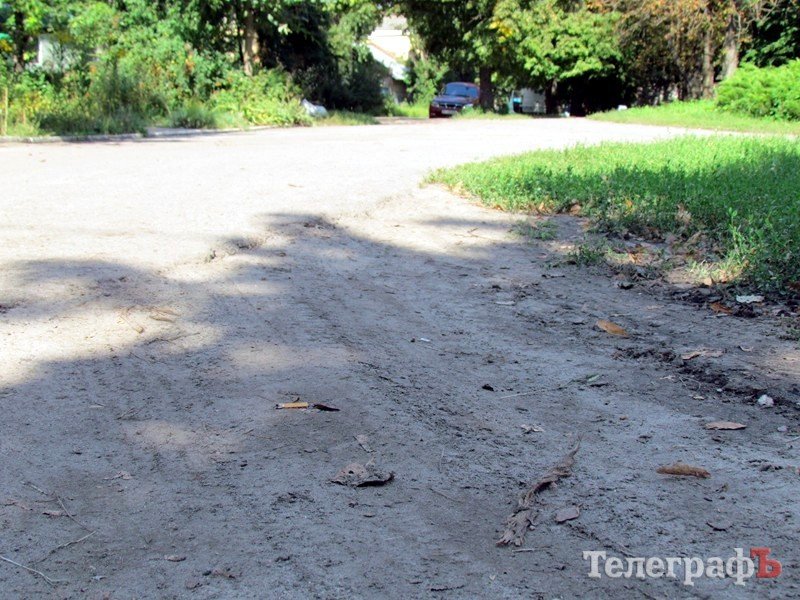 В Кременчуге по Приднепровскому парку ездят машины (ФОТО) В Кременчуге по Приднепровскому парку ездят машины (ФОТО)