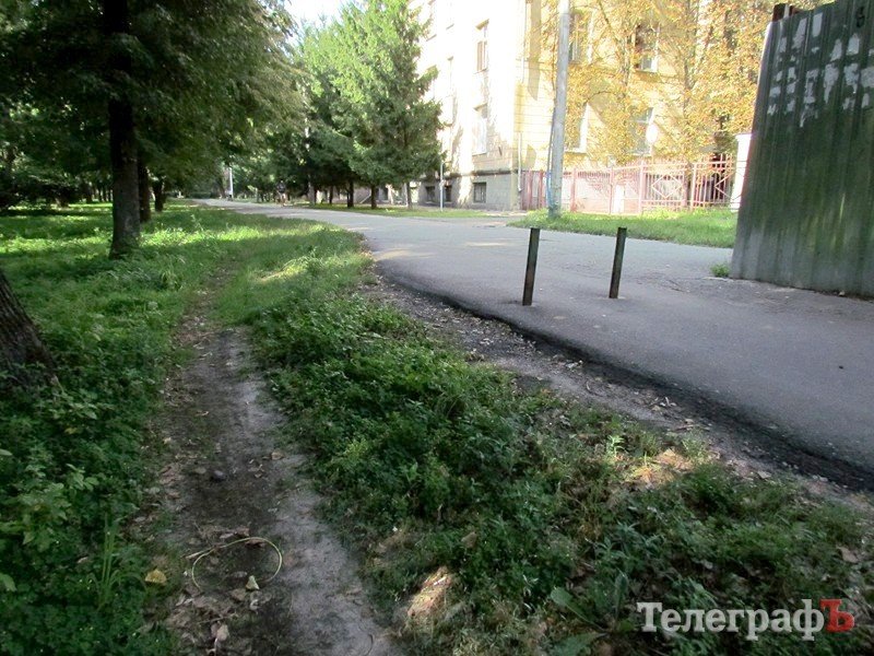 В Кременчуге по Приднепровскому парку ездят машины (ФОТО) В Кременчуге по Приднепровскому парку ездят машины (ФОТО)