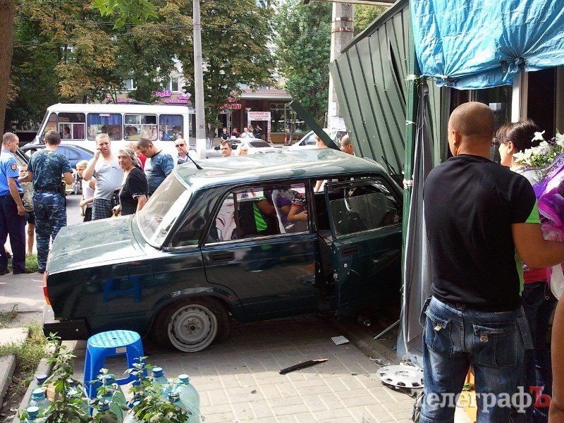 На Молодежном водитель «Жигулей» наехал на пешехода и врезался в цветочные киоски (ФОТО) На Молодежном водитель «Жигулей» наехал на пешехода и врезался в цветочные киоски (ФОТО)