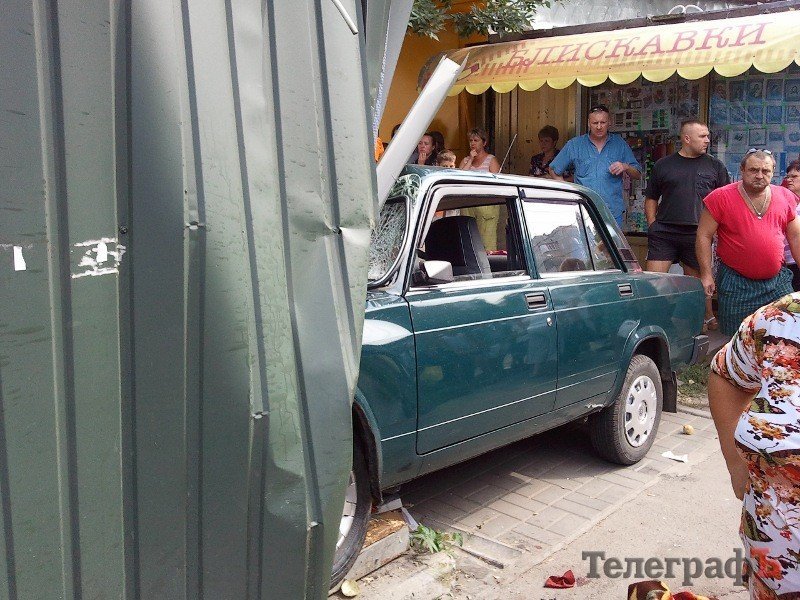 На Молодежном водитель «Жигулей» наехал на пешехода и врезался в цветочные киоски (ФОТО) На Молодежном водитель «Жигулей» наехал на пешехода и врезался в цветочные киоски (ФОТО)
