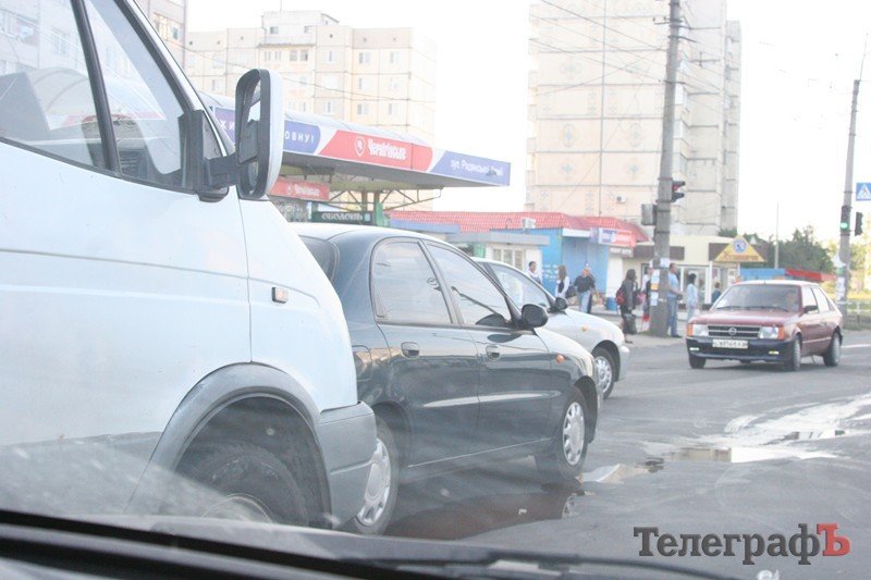 На остановке «Улица Советской Армии» столкнулись маршрутка и Daewoo (ФОТО) На остановке «Улица Советской Армии» столкнулись маршрутка и Daewoo (ФОТО)