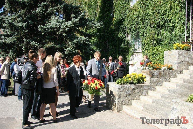 В Кременчуге открыли мемориальную доску экс-начальнику «Зеленстроя» Георгию Епишеву В Кременчуге открыли мемориальную доску экс-начальнику «Зеленстроя» Георгию Епишеву