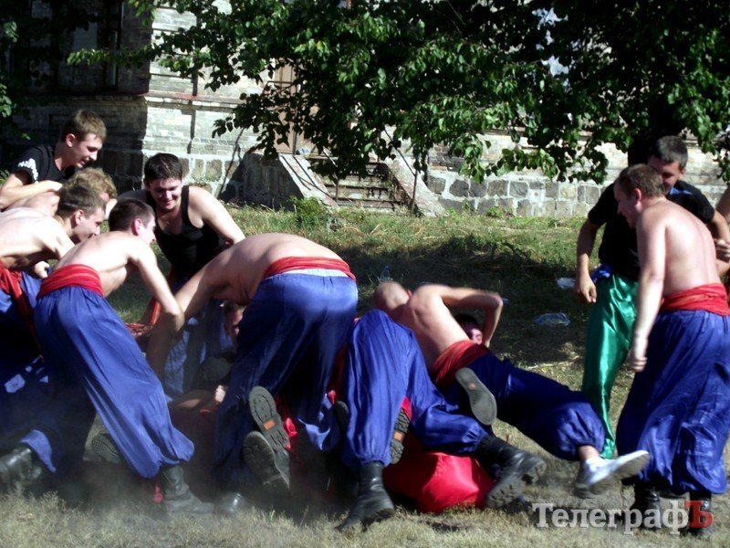 Кременчугские казаки пошли врукопашную «лава на лаву» (ФОТОРЕПОРТАЖ) Кременчугские казаки пошли врукопашную «лава на лаву» (ФОТОРЕПОРТАЖ)