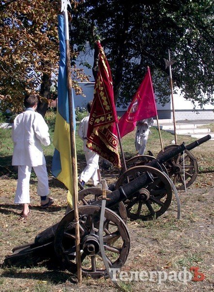 Кременчугские казаки пошли врукопашную «лава на лаву» (ФОТОРЕПОРТАЖ) Кременчугские казаки пошли врукопашную «лава на лаву» (ФОТОРЕПОРТАЖ)