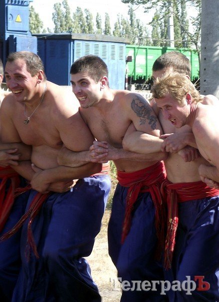 Кременчугские казаки пошли врукопашную «лава на лаву» (ФОТОРЕПОРТАЖ) Кременчугские казаки пошли врукопашную «лава на лаву» (ФОТОРЕПОРТАЖ)