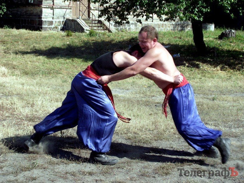 Кременчугские казаки пошли врукопашную «лава на лаву» (ФОТОРЕПОРТАЖ) Кременчугские казаки пошли врукопашную «лава на лаву» (ФОТОРЕПОРТАЖ)