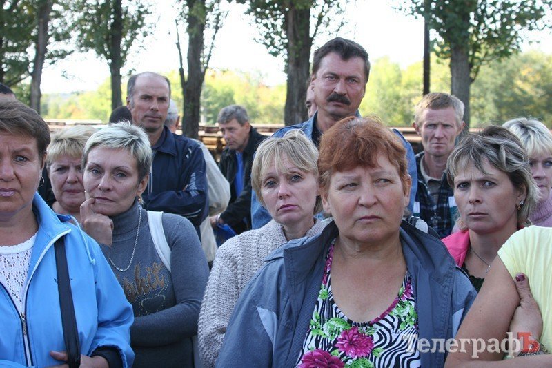 В Кременчуге работники завода железобетонных шпал объявили забастовку (ФОТО) В Кременчуге работники завода железобетонных шпал объявили забастовку (ФОТО)