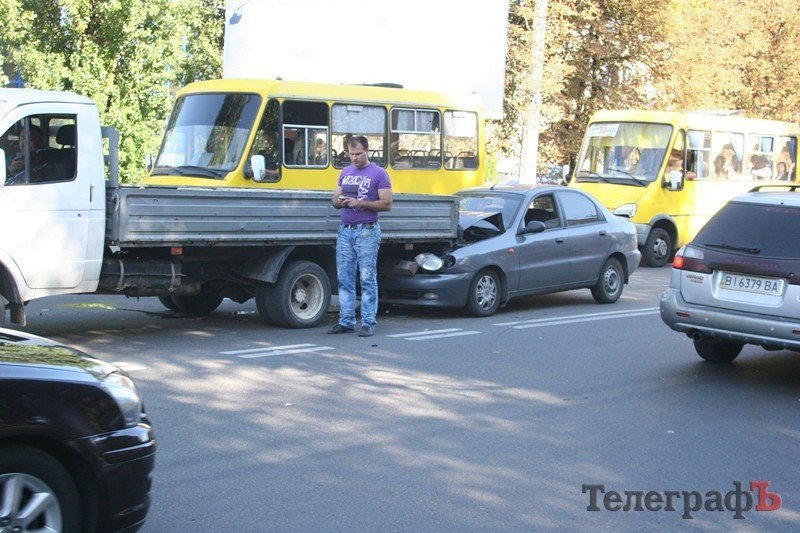 В Кременчуге водитель Geely разбил три машины (ФОТО) В Кременчуге водитель Geely разбил три машины (ФОТО)