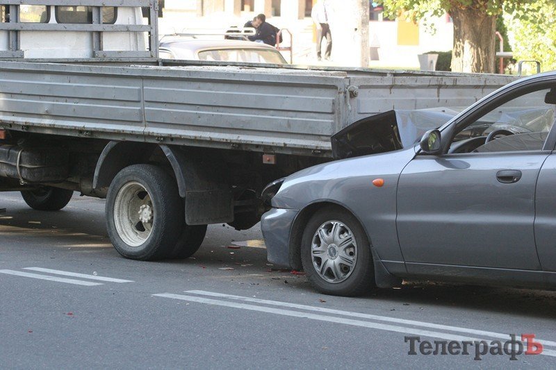 В Кременчуге водитель Geely разбил три машины (ФОТО) В Кременчуге водитель Geely разбил три машины (ФОТО)