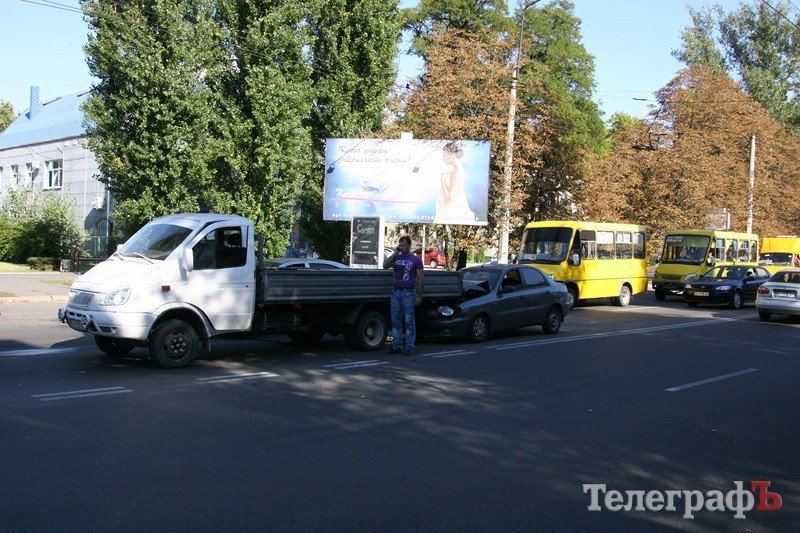 В Кременчуге водитель Geely разбил три машины (ФОТО) В Кременчуге водитель Geely разбил три машины (ФОТО)