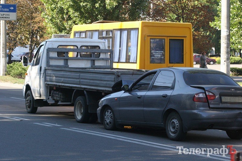 В Кременчуге водитель Geely разбил три машины (ФОТО) В Кременчуге водитель Geely разбил три машины (ФОТО)