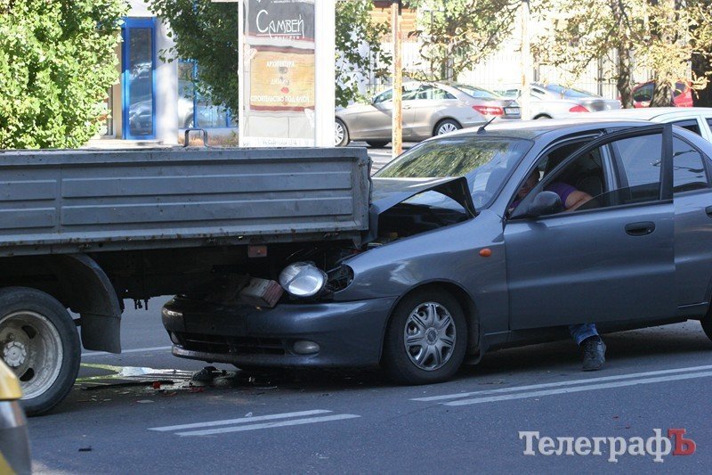 В Кременчуге водитель Geely разбил три машины (ФОТО) В Кременчуге водитель Geely разбил три машины (ФОТО)