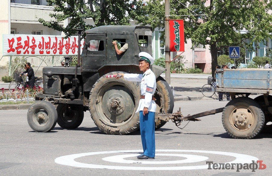 Дорожные регулировщики в городах на перекрёстках - как родом из нашего далёкого советского прошлого, с картинки про «дядю Стёпу». Что они там регулируют - непонятно, машин-то на дороге практически нет! Но палками машут, свистят в свисток, картинно крутятся на своём посту посреди перекрёстка - одно загляденье! Дорожные регулировщики в городах на перекрёстках - как родом из нашего далёкого советского прошлого, с картинки про «дядю Стёпу». Что они там регулируют - непонятно, машин-то на дороге практически нет! Но палками машут, свистят в свисток, картинно крутятся на своём посту посреди перекрёстка - одно загляденье!