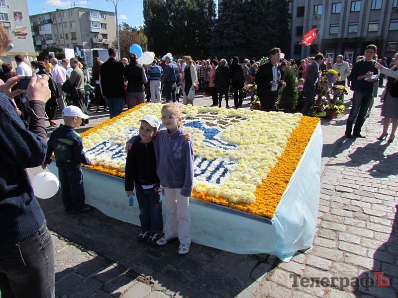 На площади Победы проходит фестиваль цветов (ФОТО) На площади Победы проходит фестиваль цветов (ФОТО)