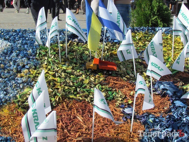 На площади Победы проходит фестиваль цветов (ФОТО) На площади Победы проходит фестиваль цветов (ФОТО)