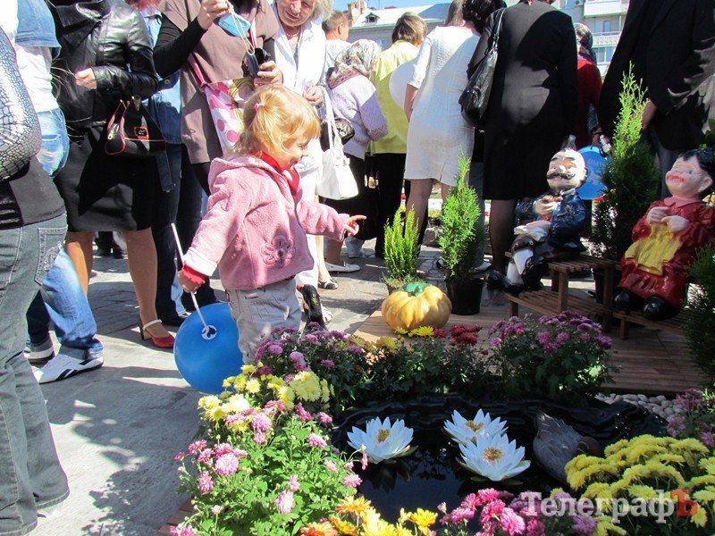 На площади Победы проходит фестиваль цветов (ФОТО) На площади Победы проходит фестиваль цветов (ФОТО)