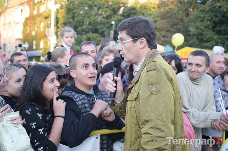Победительница кременчугского «Караоке на майдане» собрала почти 1000 гривен (ФОТОРЕПОРТАЖ) Победительница кременчугского «Караоке на майдане» собрала почти 1000 гривен (ФОТОРЕПОРТАЖ)