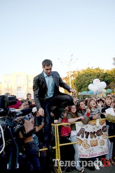 Победительница кременчугского «Караоке на майдане» собрала почти 1000 гривен (ФОТОРЕПОРТАЖ) Победительница кременчугского «Караоке на майдане» собрала почти 1000 гривен (ФОТОРЕПОРТАЖ)