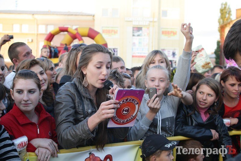Победительница кременчугского «Караоке на майдане» собрала почти 1000 гривен (ФОТОРЕПОРТАЖ) Победительница кременчугского «Караоке на майдане» собрала почти 1000 гривен (ФОТОРЕПОРТАЖ)